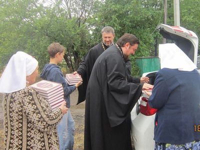 Иерей Владислав Касьянов и иерей Владимир Татаркин посетили пункт временного размещения беженцев в г. Донецке