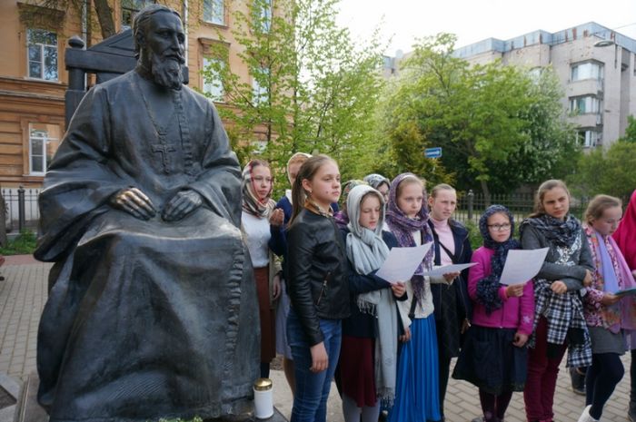 В скверике Мемориальной Квартиры св. прав. Иоанна Кронштадтского в Кронштадте состоялась презентация книги "Первая елка на земле".