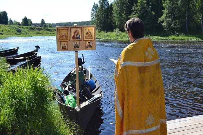 По селениям бассейна реки Ваеньги прошел Крестный ход в честь Новомученников