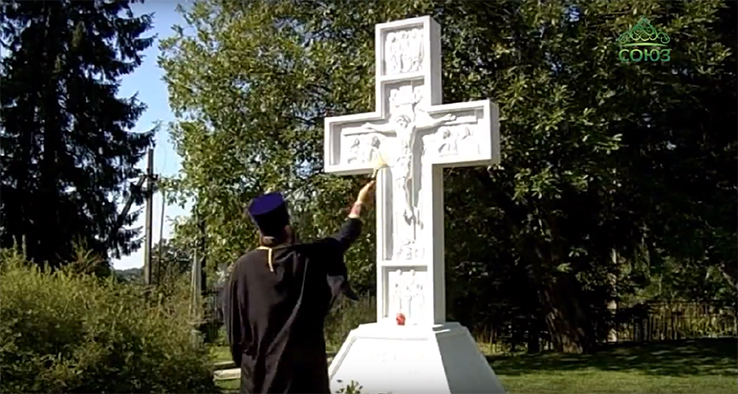 На подворье Санкт-Петербургского Иоанновского монастыря освящен поклонный крест (видео)