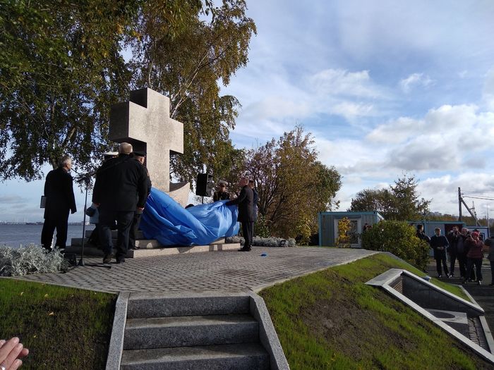 Настоятель храма Иоанна Кронштадтского освятил Мемориал памяти морского десанта на Финском заливе